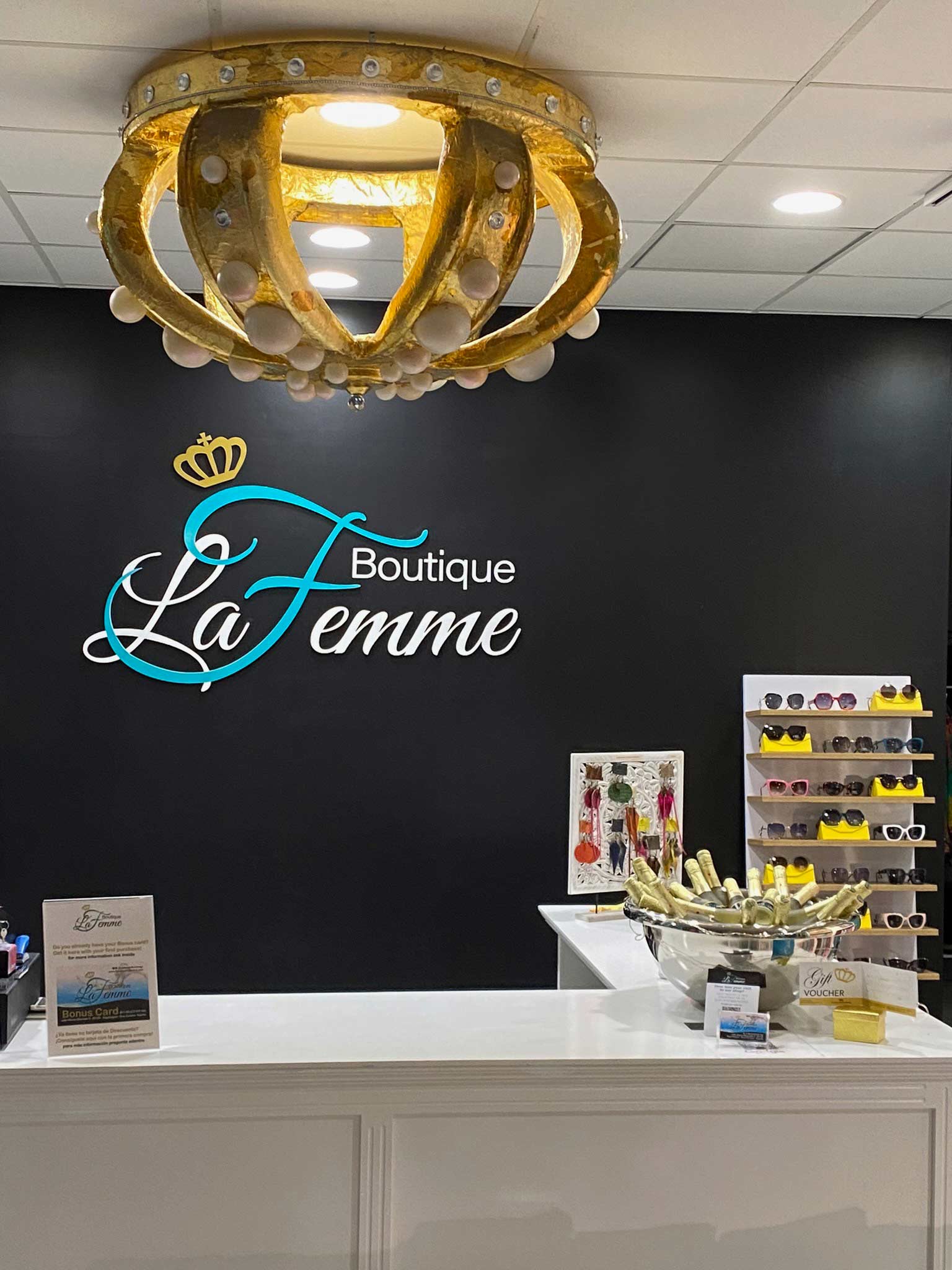 The golden crown of Boutique La Femme